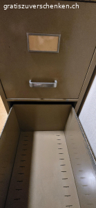 Hängeregister-Schrank. Hangeregister-Schrank
Grösse ca. T=67cm B=42cm H=113cm
mit vielen Hängeregister.

Muss in Brienz abgeholt werden.