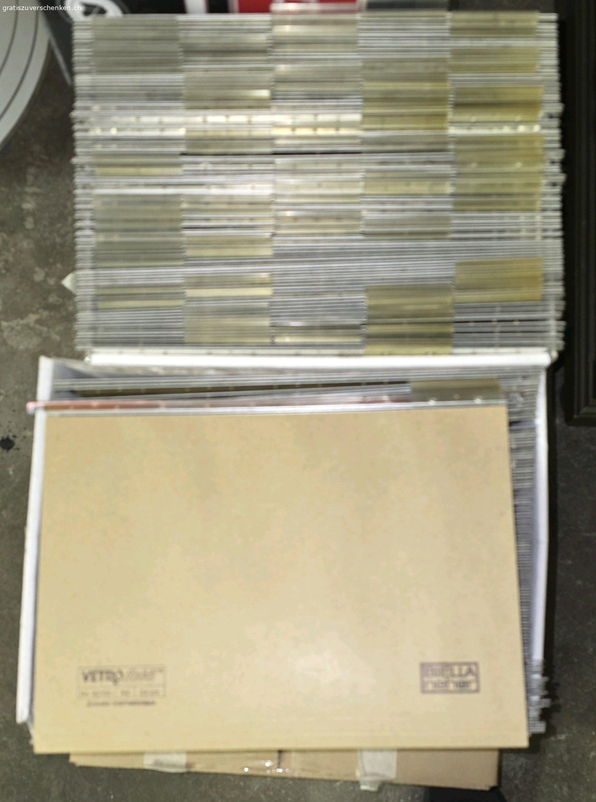 Hängeregister-Schrank. Hangeregister-Schrank
Grösse ca. T=67cm B=42cm H=113cm
mit vielen Hängeregister.

Muss in Brienz abgeholt werden.