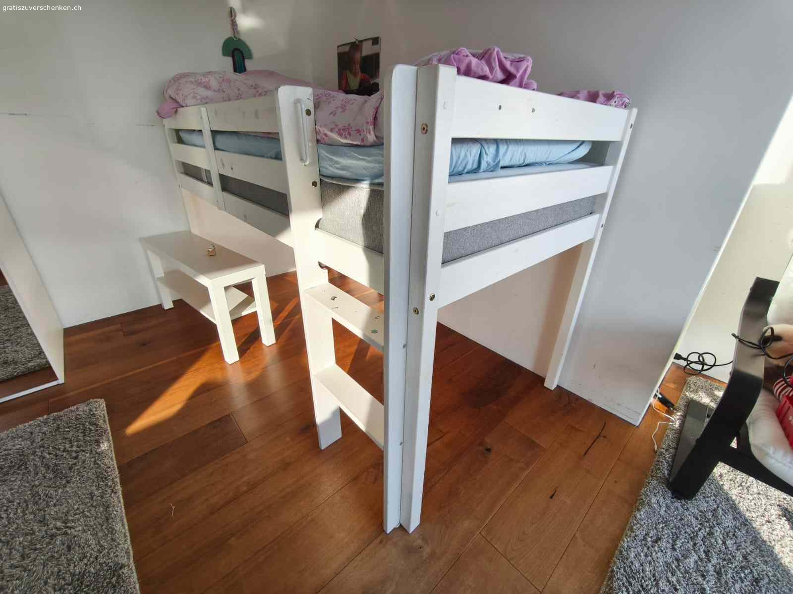 Halbhochbett. guter Zustand
Masse 90x200
inkl. Matratze
aus Nichtraucher Haushalt ohne Hund

Bett wird nur mit Matratze abgegeben
muss abgeholt werden