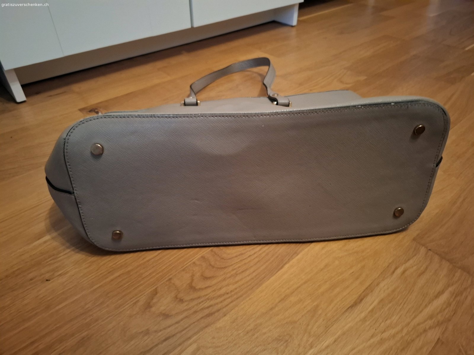 Handtasche. beige/ graue grosse Handtasche
Masse: H 28cm x B 44cm 

gerne via Abholung