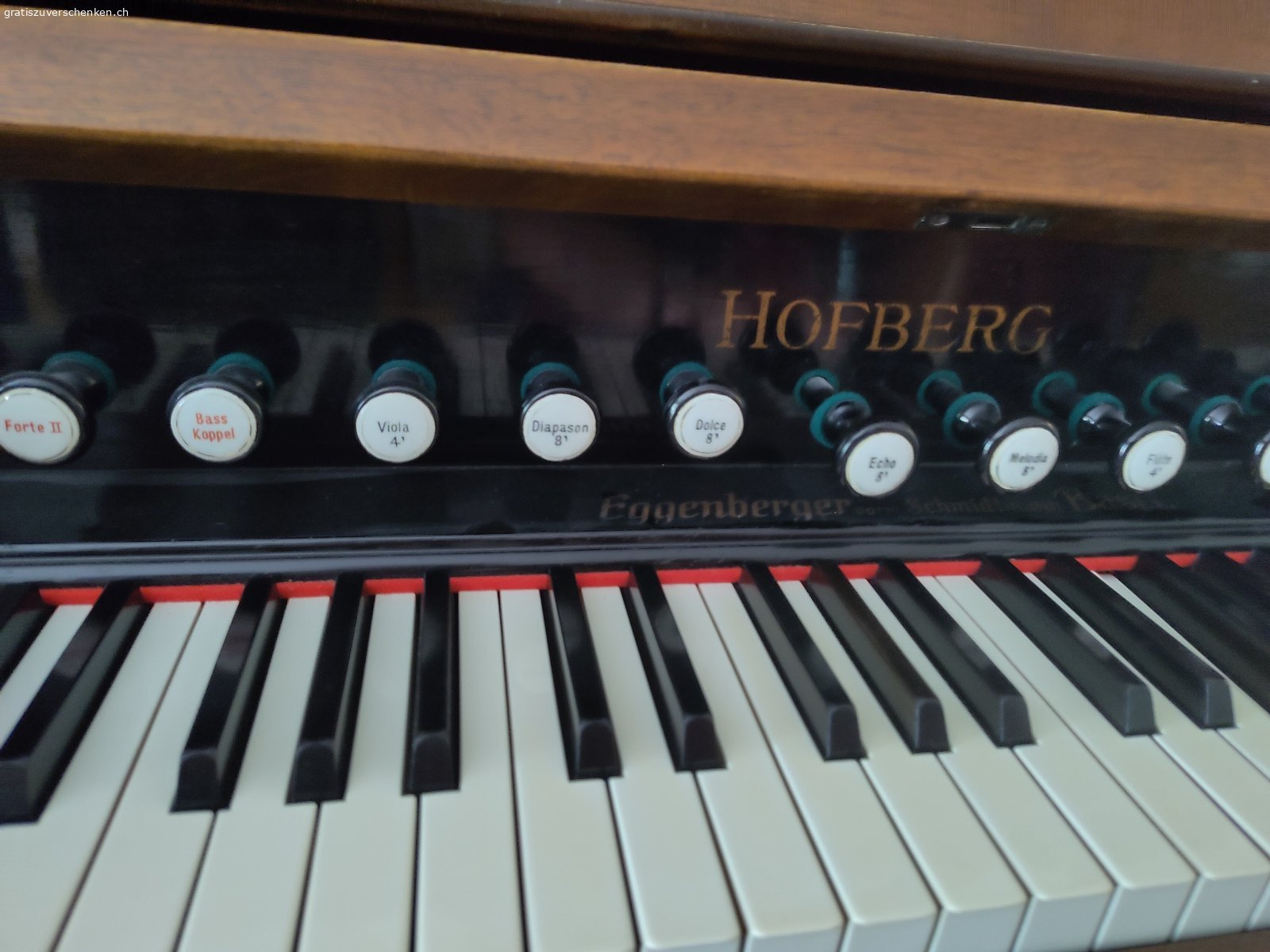 Harmonium. Gut erhaltenes Instrument.
Masse: H: 128  /  B 105  /  T: 55   
Inkl. passender spezieller Harmonium-Stuhl.   
Muss in Riehen bei Basel abgeholt werden.
