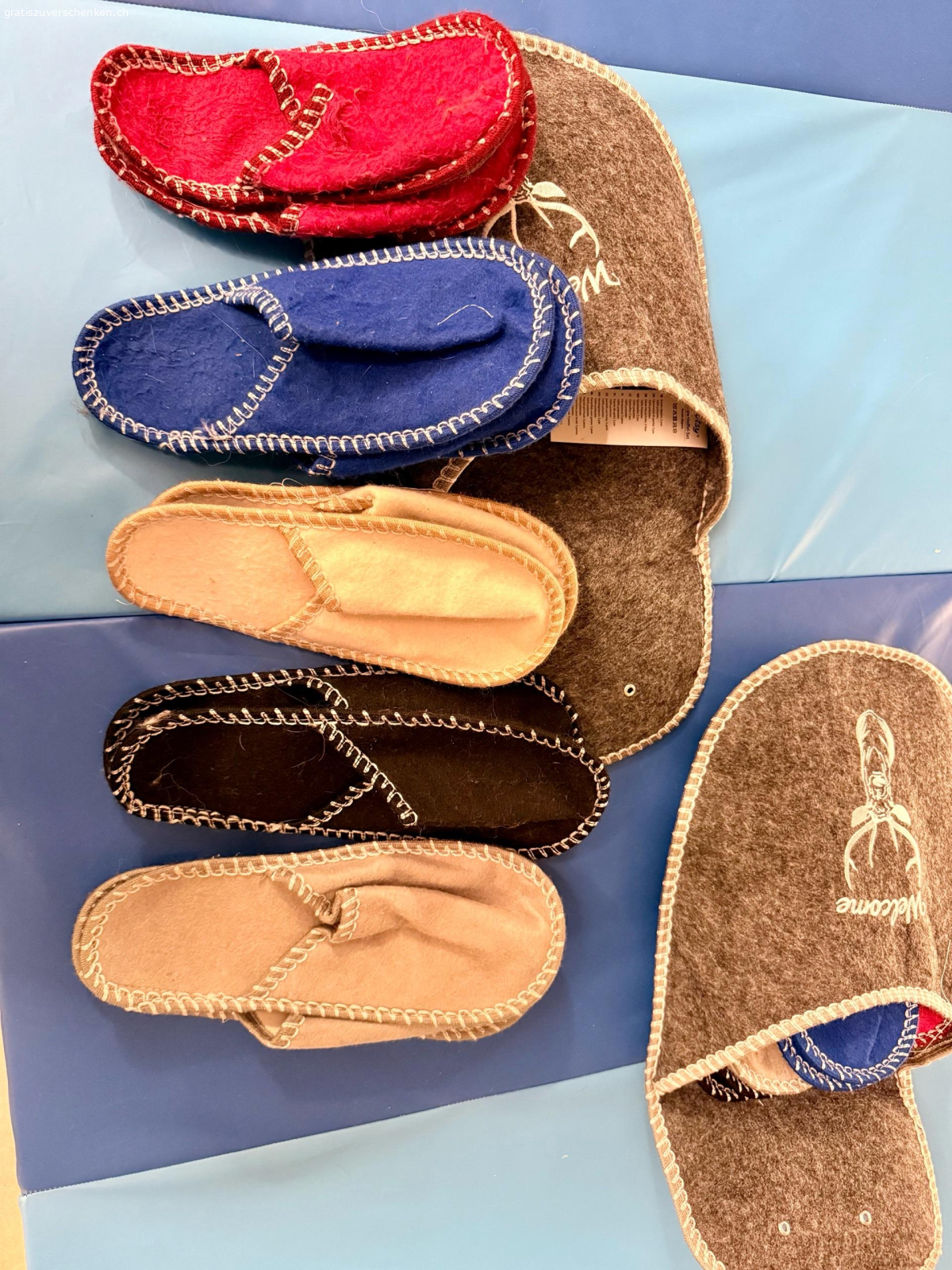 Hausschuhe. 2 Pack Gäste-Hausschuhe zu vergeben. 1x ungebraucht und neuwertig und 1x angebraucht. Die Finken im angebrauchten Pack wurden maximal 2x getragen. nur die kleinsten wurden von einem jungen Gast zum rutschen verwendet und sind leider komplett durch.