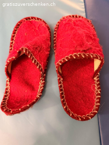 Hausschuhe. 2 Pack Gäste-Hausschuhe zu vergeben. 1x ungebraucht und neuwertig und 1x angebraucht. Die Finken im angebrauchten Pack wurden maximal 2x getragen. nur die kleinsten wurden von einem jungen Gast zum rutschen verwendet und sind leider komplett durch.