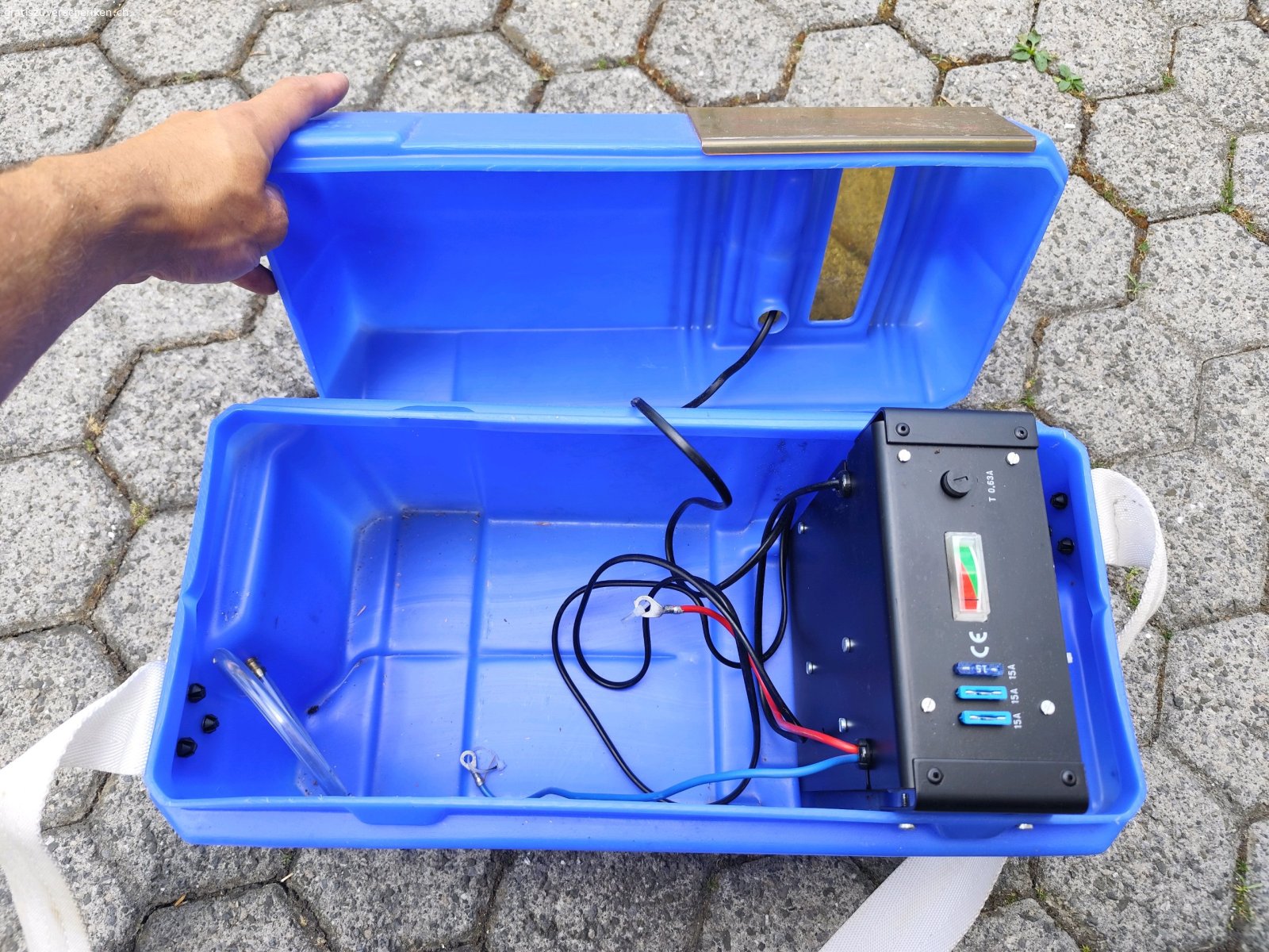 Hella Energy Box. Eine qualitativ sehr hochwertige transportbox von Batterien. Sie können eine gewöhnliche Autobatterie einsetzen und haben somit überall Strom. Es ist ein Ladegerät integriert. Nicht versifft und nichts ausgelaufen. Nur abholung. Top Zustand. Es wird viel auf Booten, Camping und Openairs eingesetzt