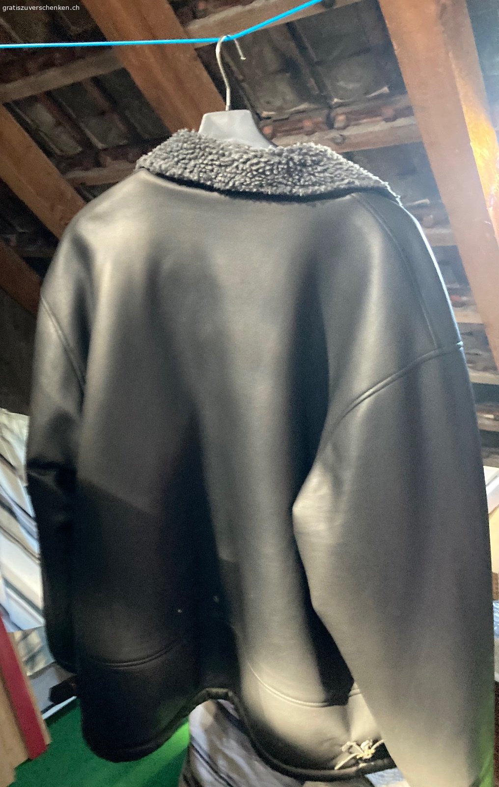 Herren Kunstlederjacke XL. Kunstleder-Jacke mit 2 aussen Taschen und einer Innentasche Grösse XL wenig gebraucht
sauber und ganz !