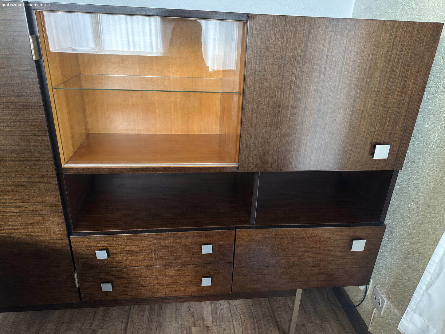 HighBoard Sideboard 70er gross. Ich verschenke unser Highboard, 70er stil, mit Holz. Es hat ein paar gebrauchtspüren und Flecken, diese sind aber nicht sher auffällig. Es hat sehr viel Stauraum.

Masse: LxBxH 230x40x134,5cm
