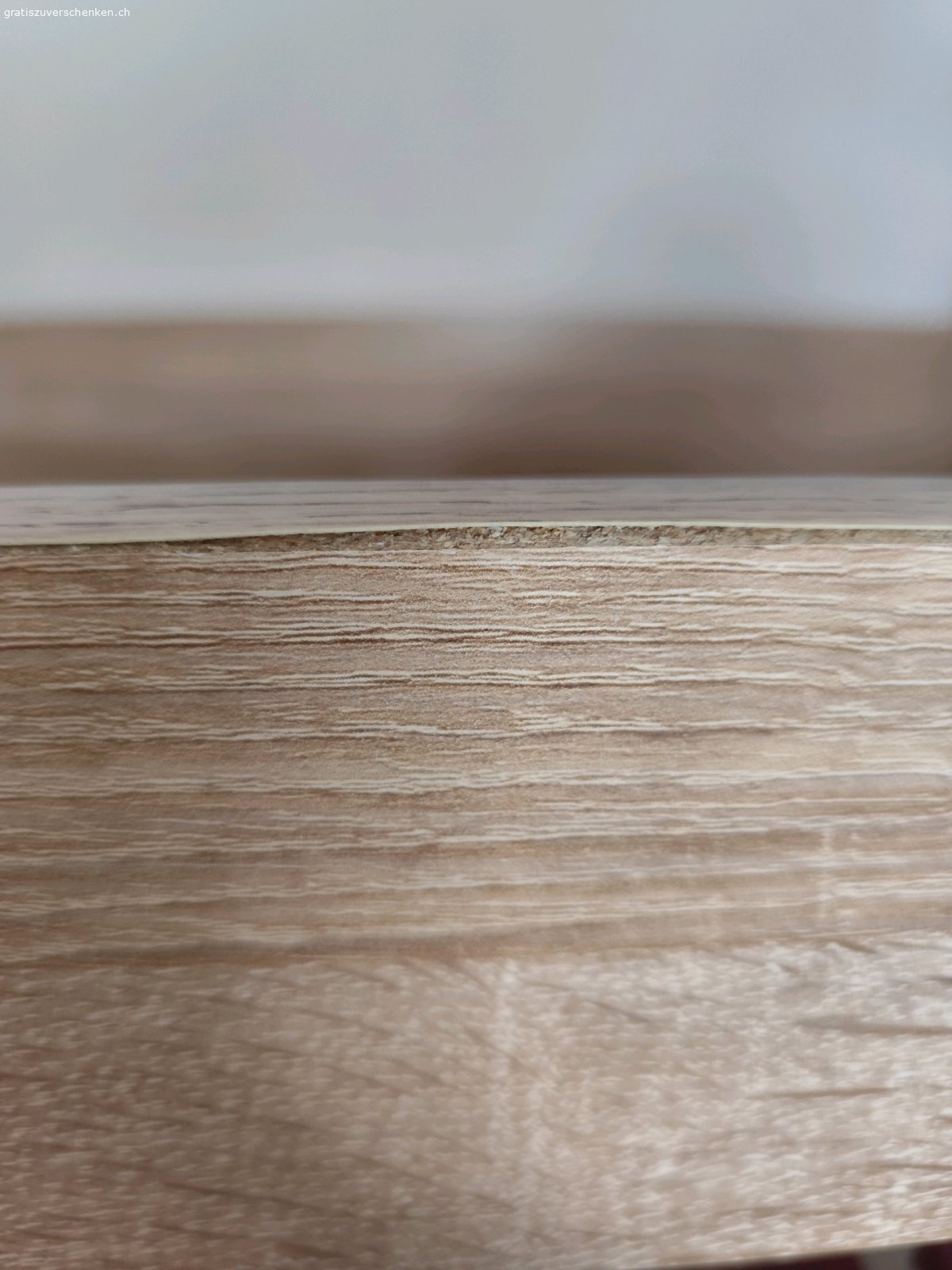 Hochbett mit Kleiderschrank. Ca. 2 Jahre gebraucht. Hat z.T. Gebrauchsspuren wie auf den Bildern ersichtlich. Treppe wurde geflickt. 
90x200cm.