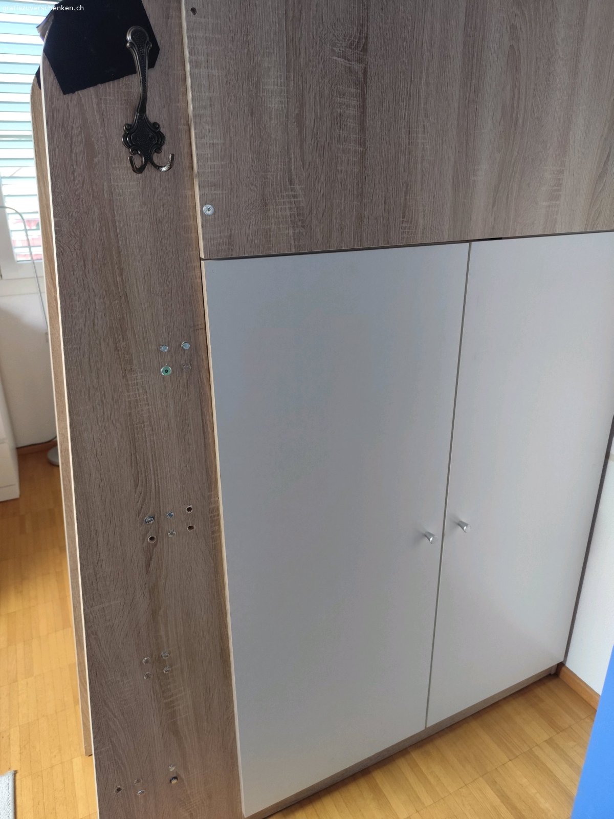 Hochbett mit Kleiderschrank. Ca. 2 Jahre gebraucht. Hat z.T. Gebrauchsspuren wie auf den Bildern ersichtlich. Treppe wurde geflickt. 
90x200cm.