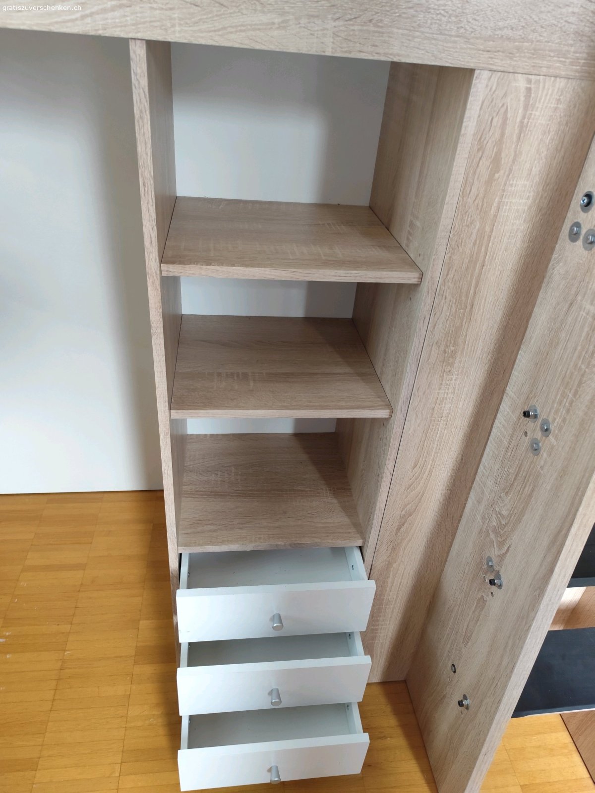 Hochbett mit Kleiderschrank. Ca. 2 Jahre gebraucht. Hat z.T. Gebrauchsspuren wie auf den Bildern ersichtlich. Treppe wurde geflickt. 
90x200cm.