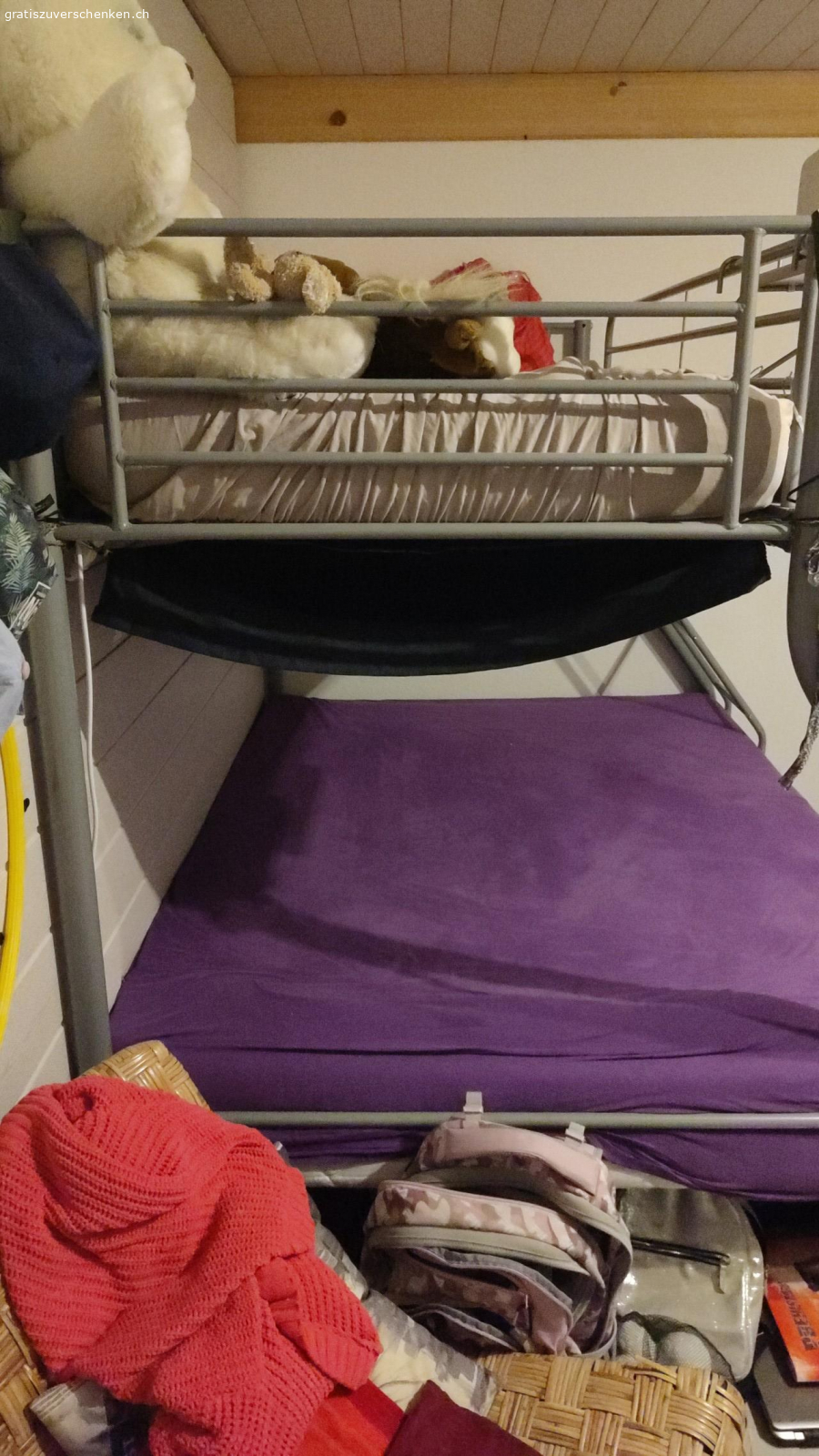 Hochbett. Einwandfreies Hochbett aus Metal von Gonser. Oben 90x200 und Unten 140x200cm. Abholbereit in Mühleberg, wird demontiert sein bei Abholung. Inklusive Lattenrost und Matratze.