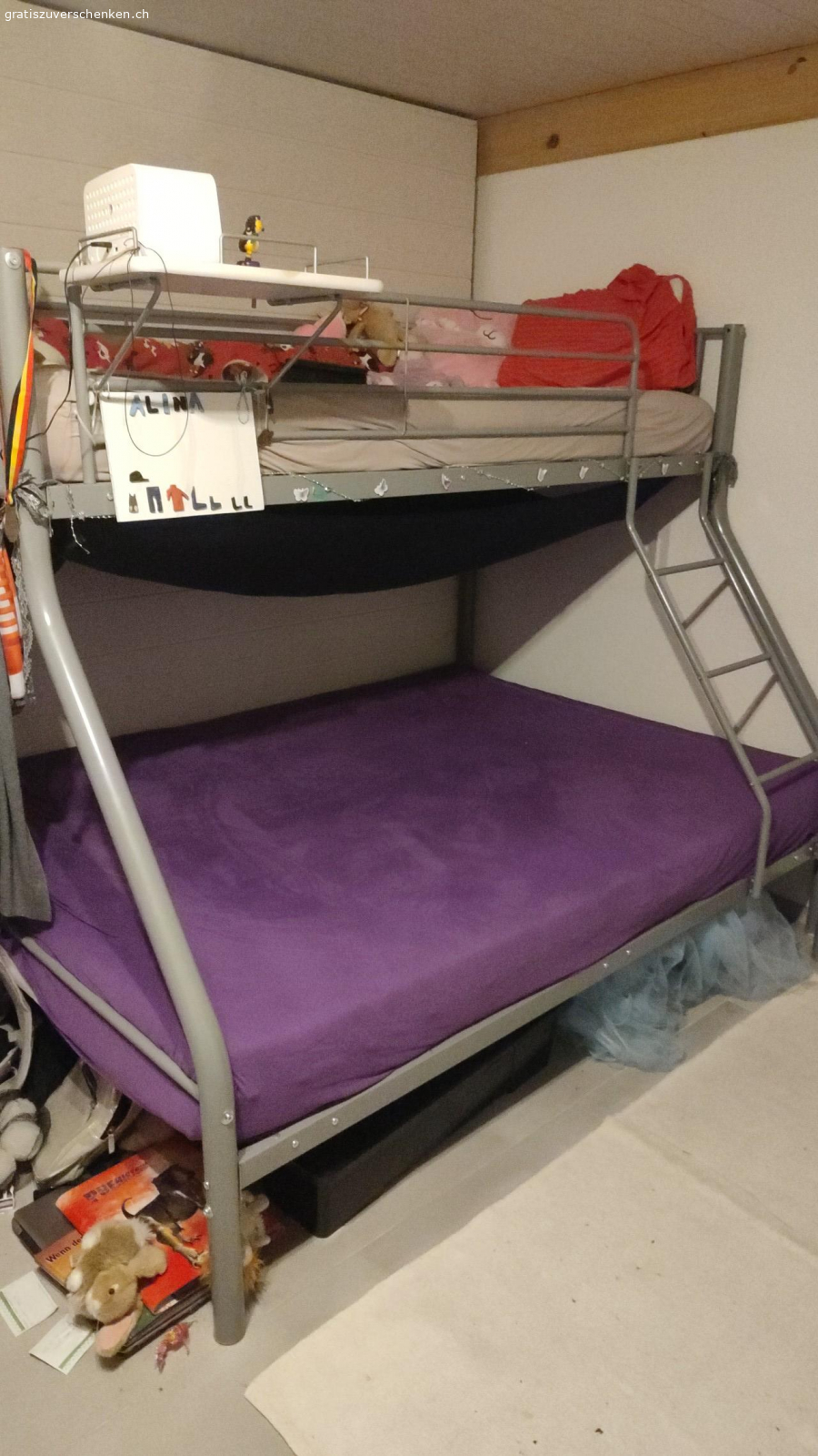 Hochbett. Einwandfreies Hochbett aus Metal von Gonser. Oben 90x200 und Unten 140x200cm. Abholbereit in Mühleberg, wird demontiert sein bei Abholung. Inklusive Lattenrost und Matratze.