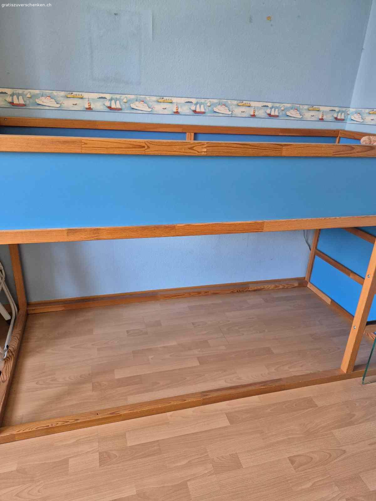 Hochbett. Stabiles Hochbett Holz kaum benutzt Lattenrost und Matratze 90 / 200 cm
Gesamte höhe ca. 120 cm
Muss demontiert und abgeholt werden.