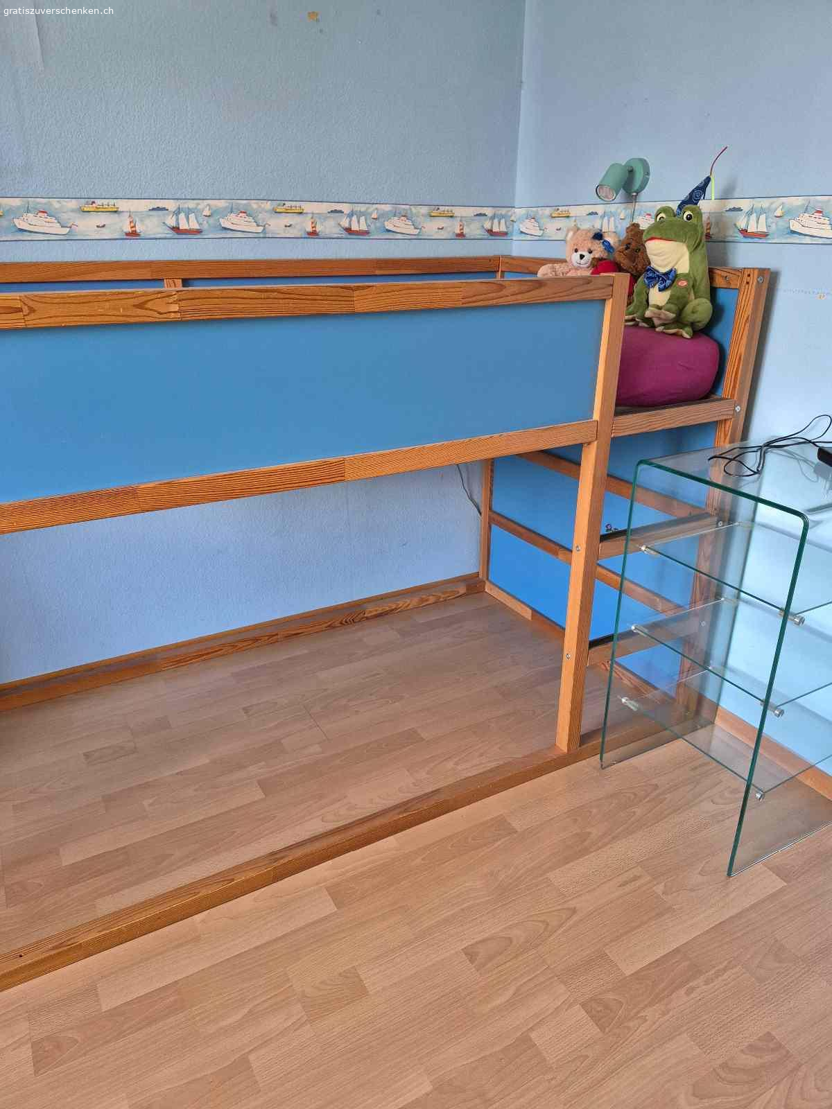 Hochbett. Stabiles Hochbett Holz kaum benutzt Lattenrost und Matratze 90 / 200 cm
Gesamte höhe ca. 120 cm
Muss demontiert und abgeholt werden.