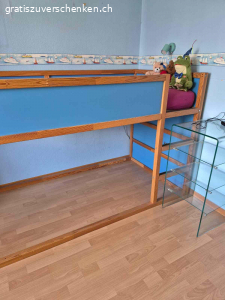 Hochbett. Stabiles Hochbett Holz kaum benutzt Lattenrost und Matratze 90 / 200 cm
Gesamte höhe ca. 120 cm
Muss demontiert und abgeholt werden.