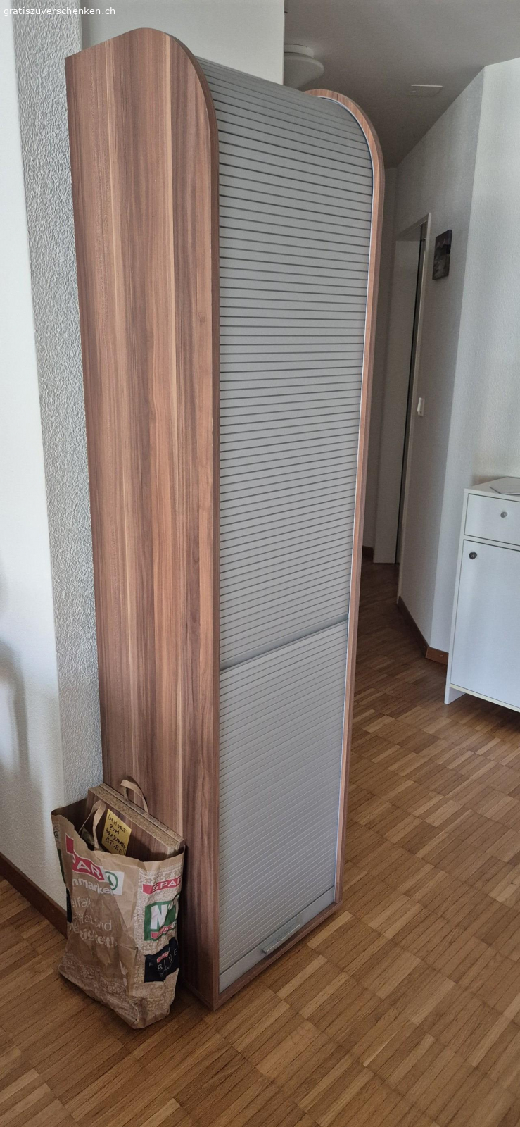 Hochschrank. Hochschrank in gutem Zustand wegen nicht Gebrauchs gratis abzugeben.
Massen 190 cm hoch, 39 cm tief und 46 cm breit.