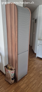 Hochschrank. Hochschrank in gutem Zustand wegen nicht Gebrauchs gratis abzugeben.
Massen 190 cm hoch, 39 cm tief und 46 cm breit.