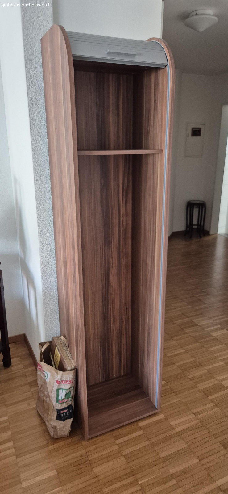 Hochschrank. Hochschrank in gutem Zustand wegen nicht Gebrauchs gratis abzugeben.
Massen 190 cm hoch, 39 cm tief und 46 cm breit.