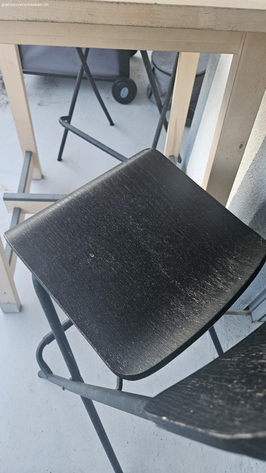 hochtisch und stühle. bitte angeben, wann genau Sie es abholen (bis samstag, 28.3.25)