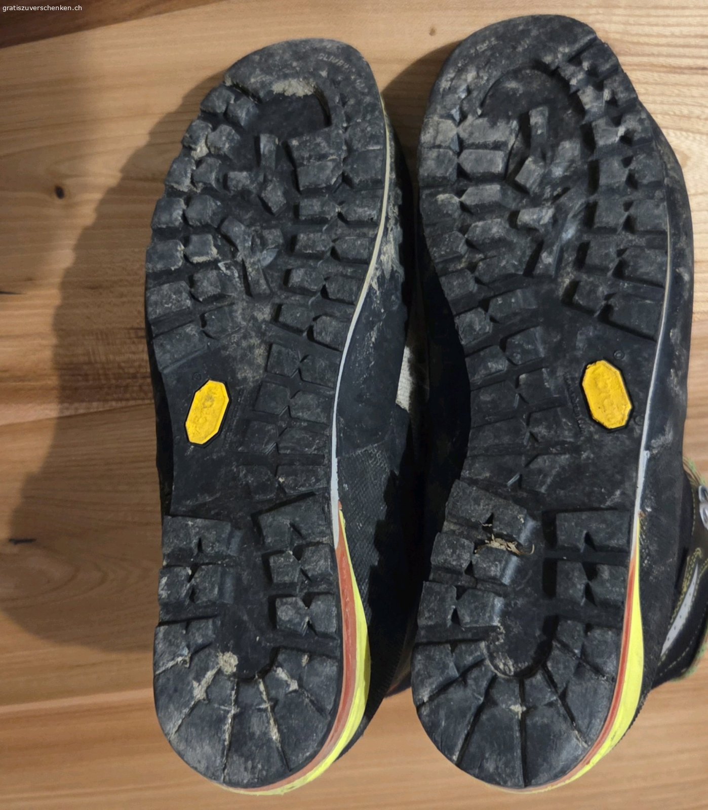 Hochtourenschuhe. Biete hier meine Hochtourenschuhe an. Garmont. Grösse ist nicht mehr ersichtlich, ich habe sonst 42 und sie sitzen eng, wie es sein sollte. Die Schuhe sind aus Goretex und ich habe sie vor kurzem neu besohlen lassen mit Vibram Sohle. Somit ist die Sohle fast neu. 

Kein Versand, nur Abholung bei mir in Baden. Ich bringe die Schuhe nicht zum Bahnhof oder so und ich antworte nur per sms. Wer die Schuhe möchte, meldet sich mit Angabe seiner Handynummer und ich schreibe dann eine sms.