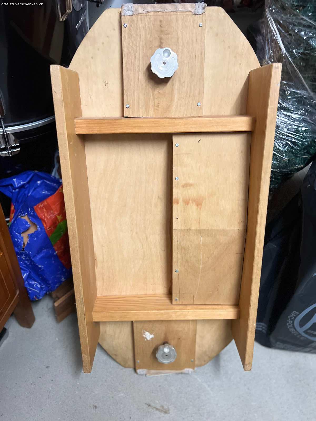 Hockey Spiel aus Holz. Das Spiel wird mit einer Murmel gespielt. Ist das Tor getroffen kommt die Kugel, wie beim Tischfussball auf der Seite raus. Das Spiel ist etwas in die Jahre gekommen, kann jedoch mit etwas Farbe und ein paar Handgriffen ganz einfach aufgehübscht werden.

Wir haben stundenlang damit verbracht - ist wirklich ein schönes und einfaches Spiel und ich würde mich freuen es weiterzugeben.

Grösse 104 cm lang, 52 cm breit und 24 cm tief bzw. hoch.
