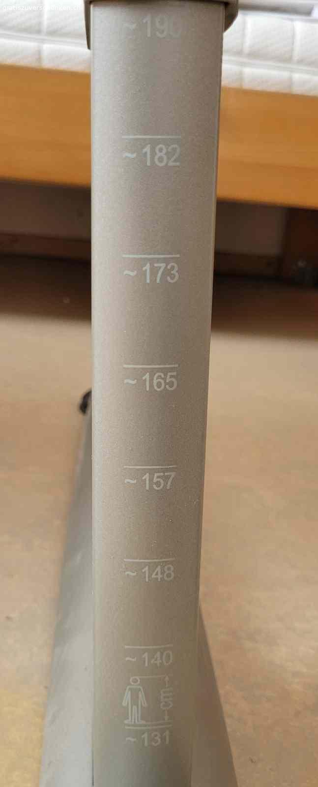 höhenverstellbarer Schreibtisch. Firma Moll, älteres Modell (runner), aber noch voll funktionstüchtig
Tisch kann von Körpergrösse 131-190 cm einfach verstellt werden.
Inkl. grosser Schublade
Tischplatte kann aufgestellt werden.

Masse inkl. Füsse: 121x68 cm

Muss abgeholt werden