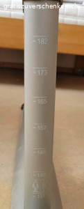 höhenverstellbarer Schreibtisch. Firma Moll, älteres Modell (runner), aber noch voll funktionstüchtig
Tisch kann von Körpergrösse 131-190 cm einfach verstellt werden.
Inkl. grosser Schublade
Tischplatte kann aufgestellt werden.

Masse inkl. Füsse: 121x68 cm

Muss abgeholt werden