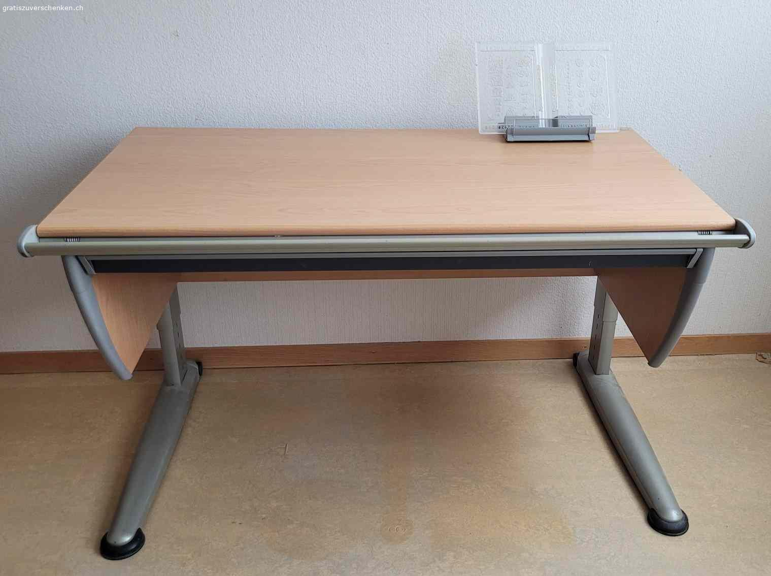 höhenverstellbarer Schreibtisch. Firma Moll, älteres Modell (runner), aber noch voll funktionstüchtig
Tisch kann von Körpergrösse 131-190 cm einfach verstellt werden.
Inkl. grosser Schublade
Tischplatte kann aufgestellt werden.

Masse inkl. Füsse: 121x68 cm

Muss abgeholt werden