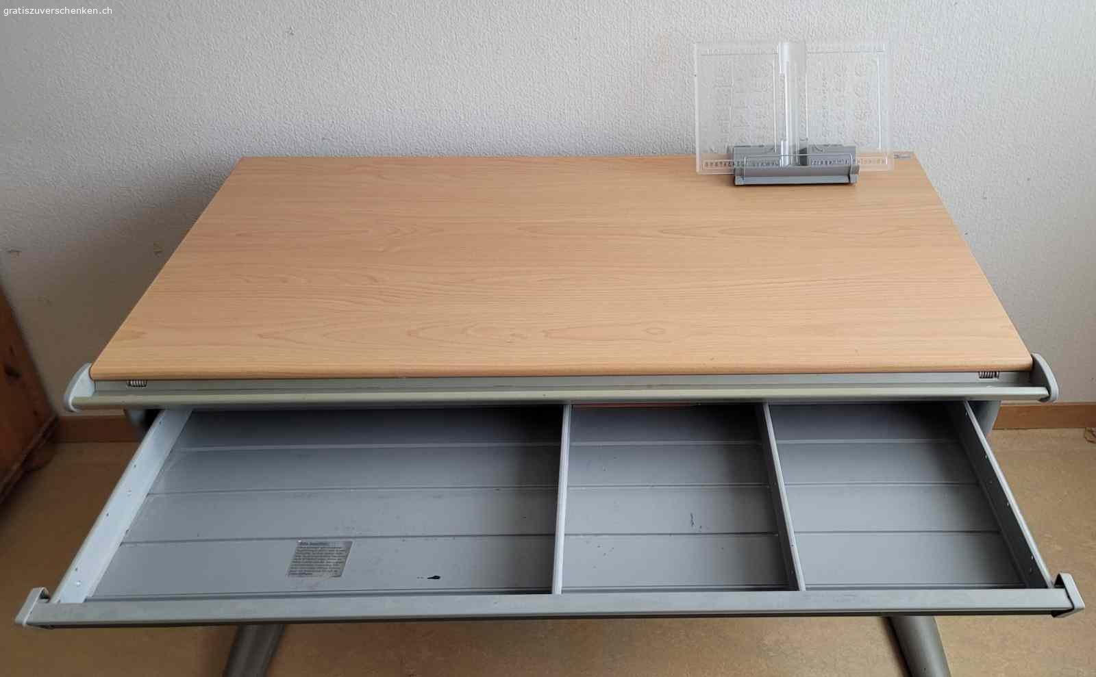 höhenverstellbarer Schreibtisch. Firma Moll, älteres Modell (runner), aber noch voll funktionstüchtig
Tisch kann von Körpergrösse 131-190 cm einfach verstellt werden.
Inkl. grosser Schublade
Tischplatte kann aufgestellt werden.

Masse inkl. Füsse: 121x68 cm

Muss abgeholt werden