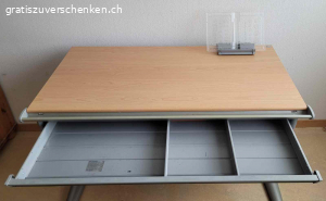 höhenverstellbarer Schreibtisch. Firma Moll, älteres Modell (runner), aber noch voll funktionstüchtig
Tisch kann von Körpergrösse 131-190 cm einfach verstellt werden.
Inkl. grosser Schublade
Tischplatte kann aufgestellt werden.

Masse inkl. Füsse: 121x68 cm

Muss abgeholt werden