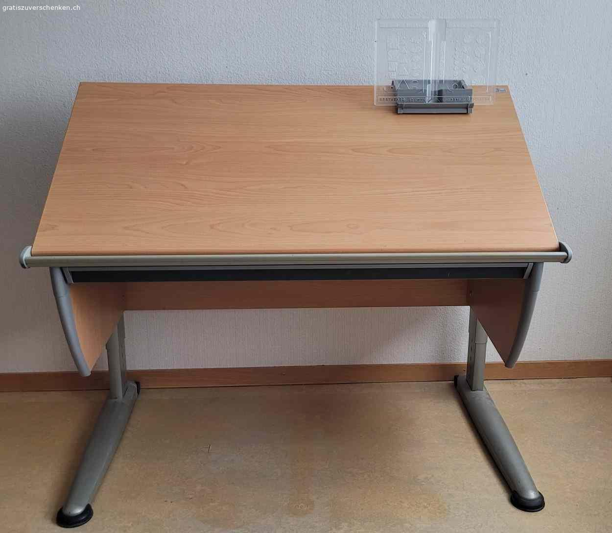 höhenverstellbarer Schreibtisch. Firma Moll, älteres Modell (runner), aber noch voll funktionstüchtig
Tisch kann von Körpergrösse 131-190 cm einfach verstellt werden.
Inkl. grosser Schublade
Tischplatte kann aufgestellt werden.

Masse inkl. Füsse: 121x68 cm

Muss abgeholt werden