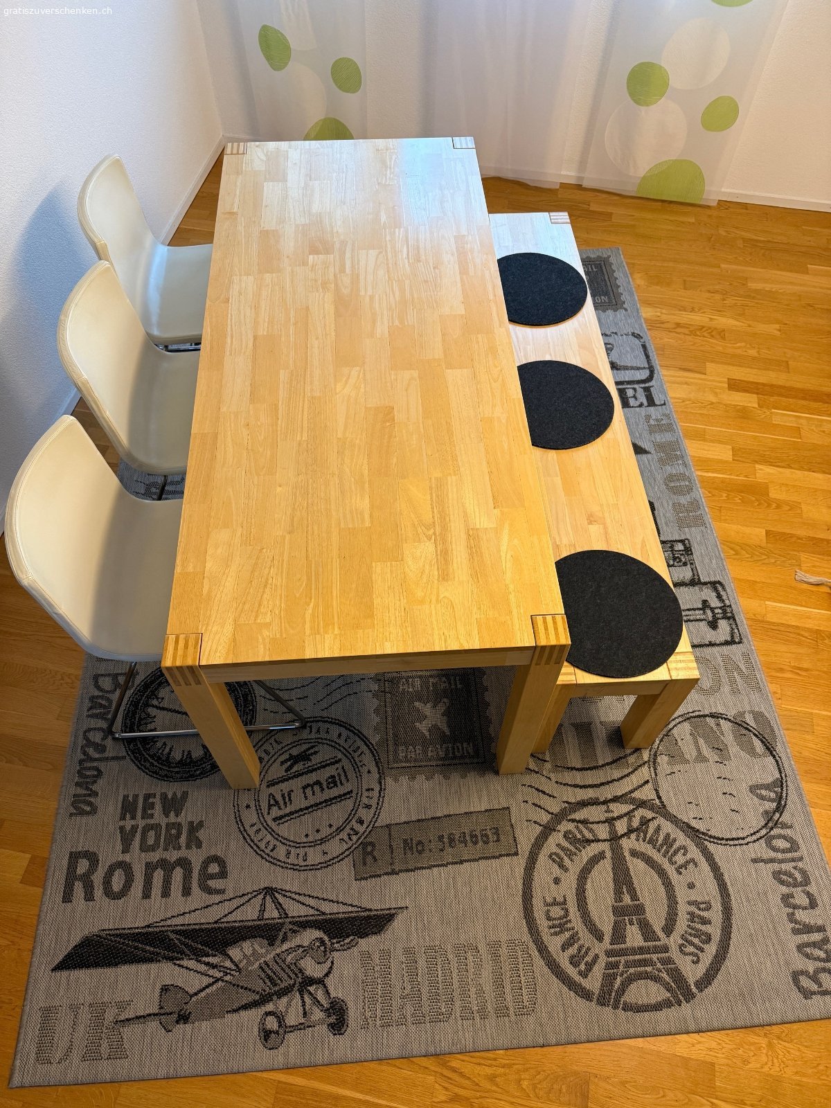 Holz-Esstisch mit Sitzbank und 3 Stühlen. MUSS ABGEHOLT WERDEN !

Holz-Esstisch L: 180cm B: 78cm H: 75cm 
Zustand siehe Foto (gebraucht)
3 Stühle (Kunstleder)
1 Gepolsterte-Sitzbankauflage / 3 schwarze Filz-Auflagen.

Es wird nur alles zusammen abgegeben! (ohne Teppich).


Ab dem 20.Oktober (abends) kann alles angeholt werden!
Lift ist vorhanden!