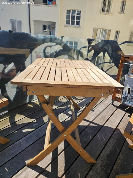 Holz-Gartentisch mit 3 Stühlen
