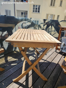 Holz-Gartentisch mit 3 Stühlen