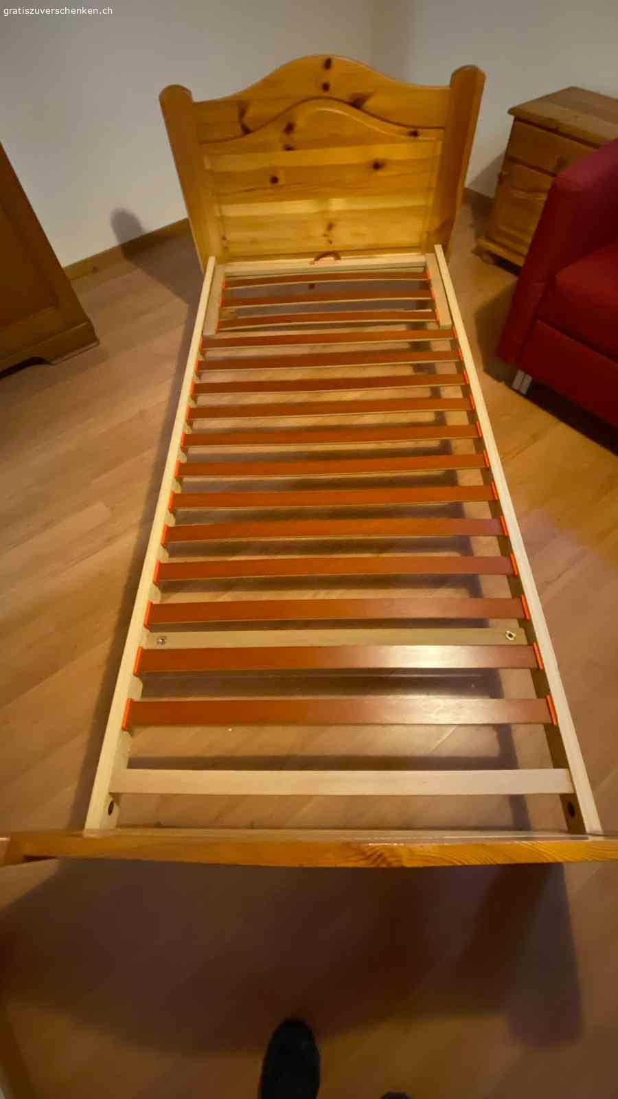 Holzbett. Guter Zustand.
196 Länge x 100 Breite
Zur Abholung in Wangen, SZ.
Gratis. Muss wegen Haushalts-Auflösung entsorgt werden.