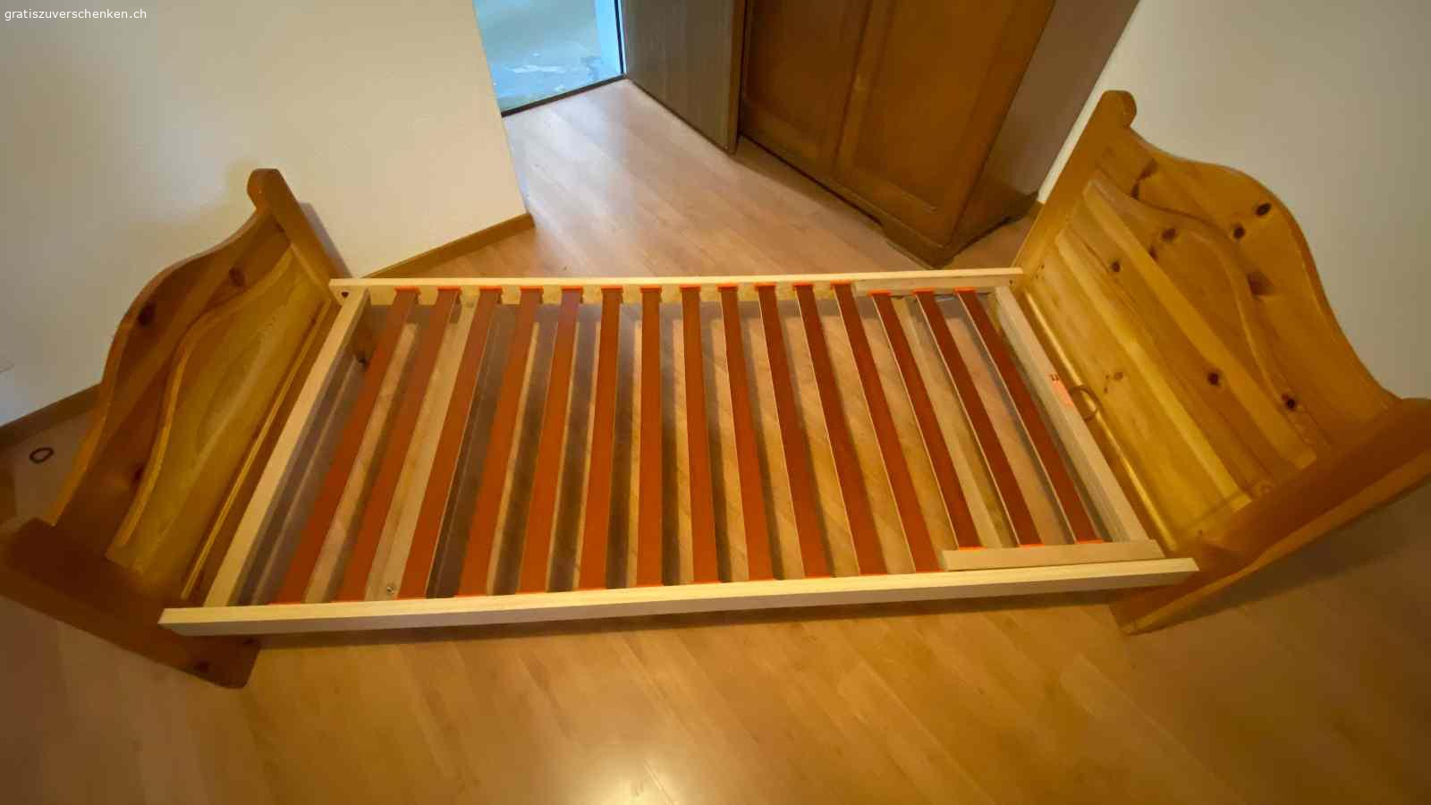 Holzbett. Guter Zustand.
196 Länge x 100 Breite
Zur Abholung in Wangen, SZ.
Gratis. Muss wegen Haushalts-Auflösung entsorgt werden.