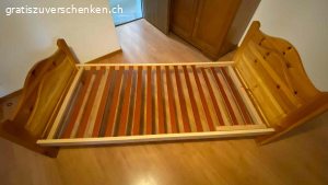 Holzbett. Guter Zustand.
196 Länge x 100 Breite
Zur Abholung in Wangen, SZ.
Gratis. Muss wegen Haushalts-Auflösung entsorgt werden.