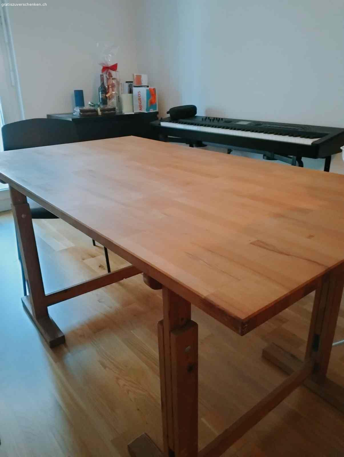 Holzpult. Verstellbar von Hand (Höhe)
Rest: ca. 80cm x 150cm