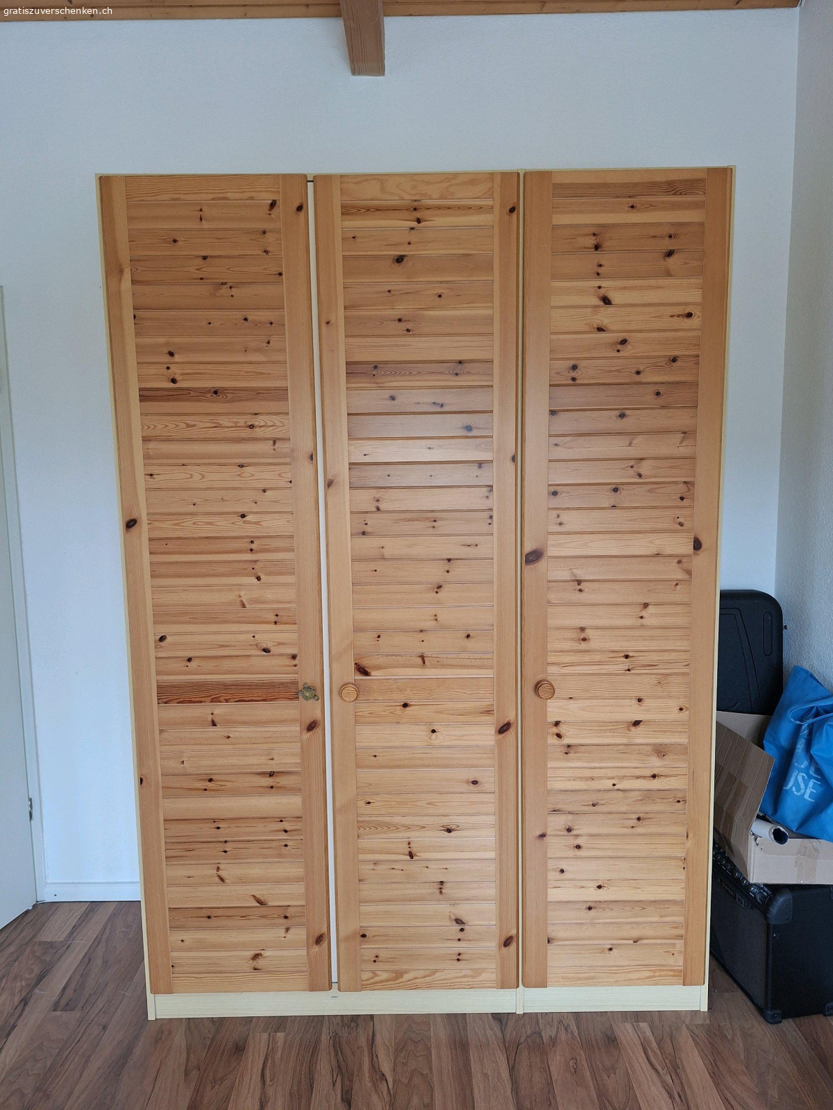 Holzschrank. Top Zustand. Grosser schöner Kleiderschrank. 215cm hoch × 140cm breit.
