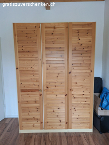 Holzschrank. Top Zustand. Grosser schöner Kleiderschrank. 215cm hoch × 140cm breit.