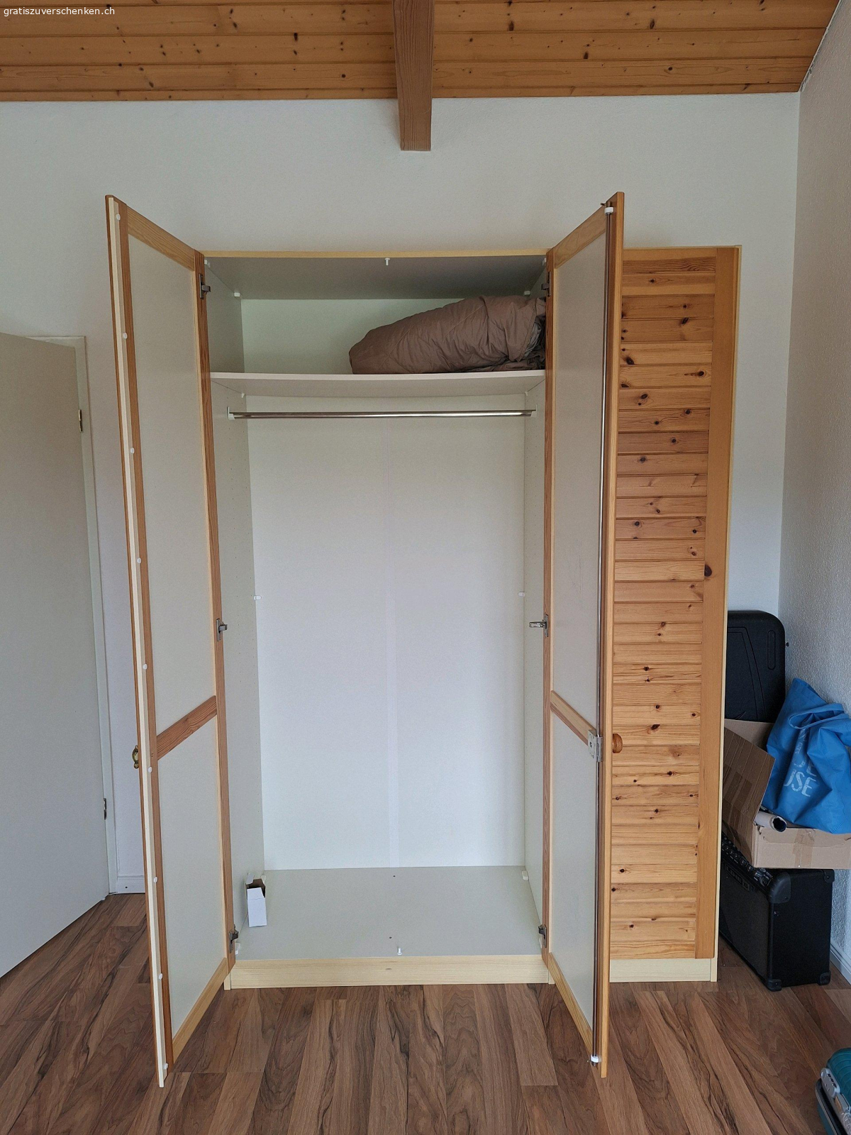 Holzschrank. Top Zustand. Grosser schöner Kleiderschrank. 215cm hoch × 140cm breit.