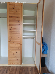 Holzschrank. Top Zustand. Grosser schöner Kleiderschrank. 215cm hoch × 140cm breit.