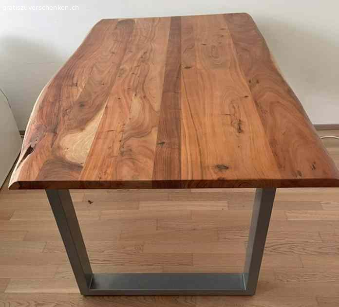 Holztisch 140x80cm. Holztisch zu verschenken, die Vorderkante ist leicht geschwungen, die Hinterseite ist fast gerade, Tischbreite ist somit zwischen 75-85cm. Es war mein Nähtisch somit keine unschönen Flecken zu verzeichnen. (Muss abgeholt werden.)