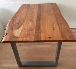 Holztisch 140x80cm. Holztisch zu verschenken, die Vorderkante ist leicht geschwungen, die Hinterseite ist fast gerade, Tischbreite ist somit zwischen 75-85cm. Es war mein Nähtisch somit keine unschönen Flecken zu verzeichnen. (Muss abgeholt werden.)