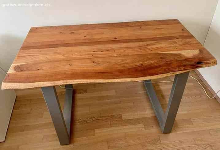 Holztisch 140x80cm. Holztisch zu verschenken, die Vorderkante ist leicht geschwungen, die Hinterseite ist fast gerade, Tischbreite ist somit zwischen 75-85cm. Es war mein Nähtisch somit keine unschönen Flecken zu verzeichnen. (Muss abgeholt werden.)