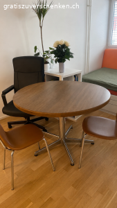 Holztisch, 3 Stühle, Schreibtisch und Bett