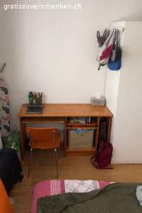 Holztisch, 3 Stühle, Schreibtisch und Bett