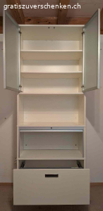 Hübsche schlichte Vitrine für Bücher und Anderes. Hübsches mehrteiliges Gestell mit Schublade und Hängeregistern, Bereich mit Rollade verschliessbar, offener Bereich und Ablage, Bereich mit 2 Glastüren.

Masse: Höhe: 215cm - Breite: 85 cm - Tiefe: 43 cm