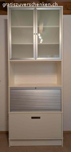 Hübsche schlichte Vitrine für Bücher und Anderes. Hübsches mehrteiliges Gestell mit Schublade und Hängeregistern, Bereich mit Rollade verschliessbar, offener Bereich und Ablage, Bereich mit 2 Glastüren.

Masse: Höhe: 215cm - Breite: 85 cm - Tiefe: 43 cm