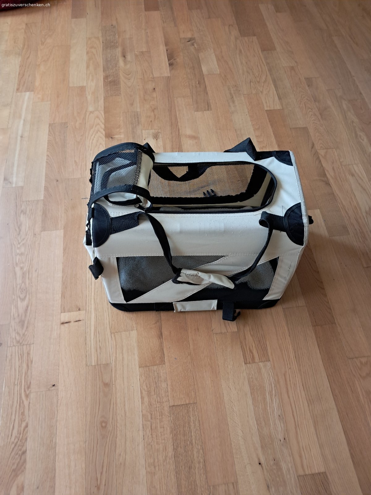 Hundebox klein. Gratis abzugeben swisspet Hundebox für kleinen Hund (Größenordnung Havaneser). Zusammenklappbar. Aus Stoff aber sehr stabil. Muss abgeholt werden.