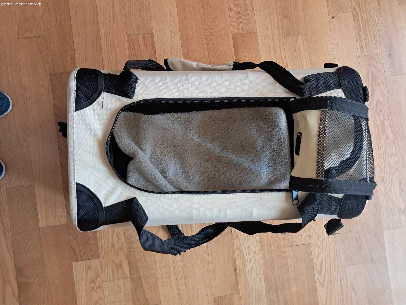 Hundebox klein. Gratis abzugeben swisspet Hundebox für kleinen Hund (Größenordnung Havaneser). Zusammenklappbar. Aus Stoff aber sehr stabil. Muss abgeholt werden.